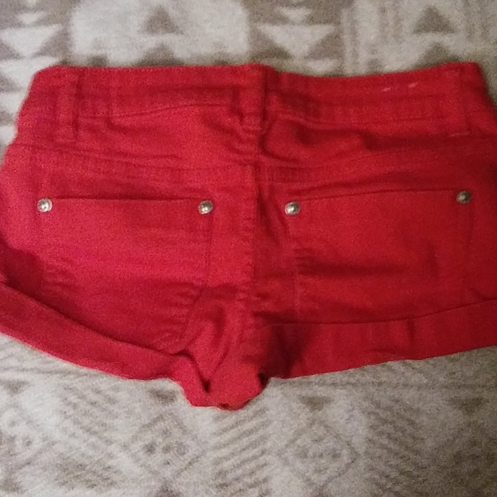 Red shorts - Picture 2 of 2